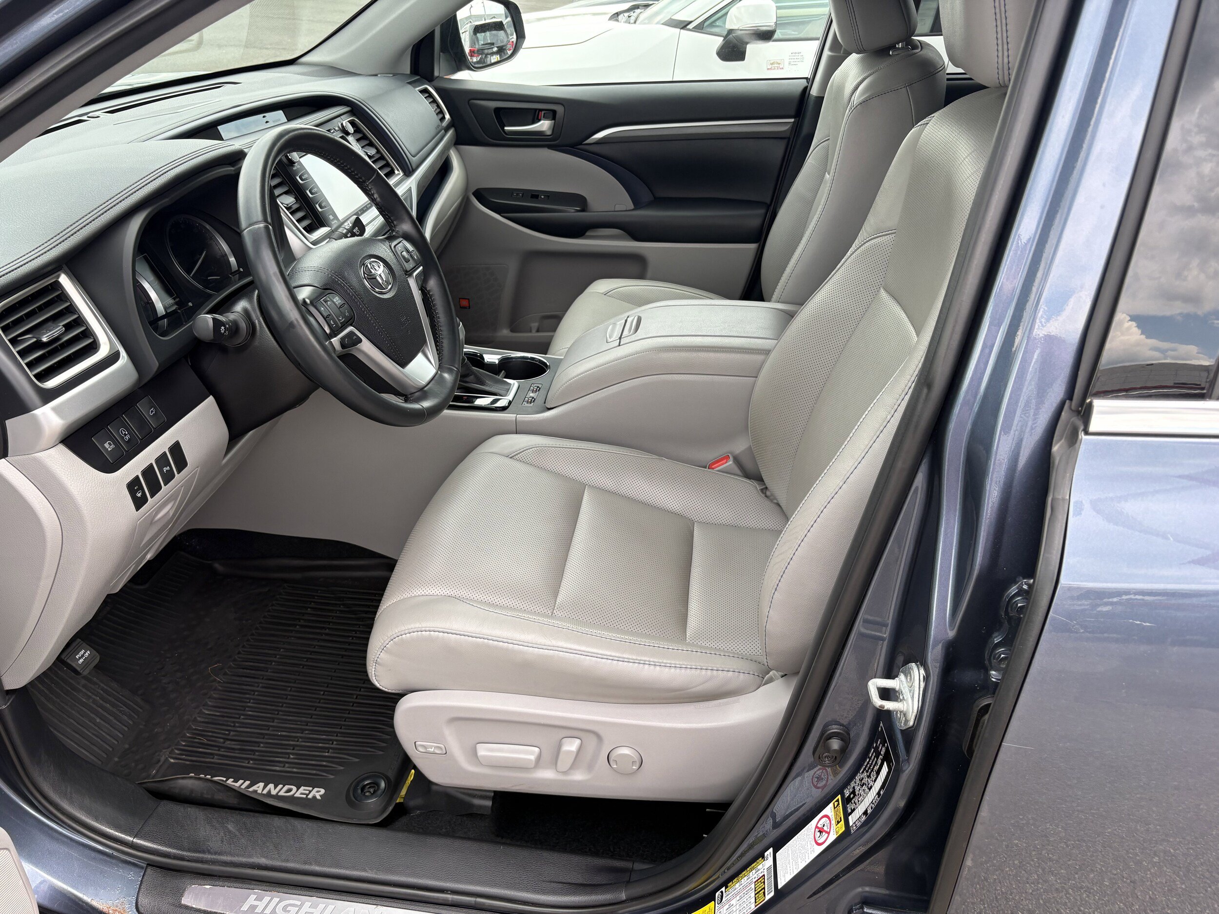 Used 2019 Toyota Highlander Limited AWD/4WD image 4