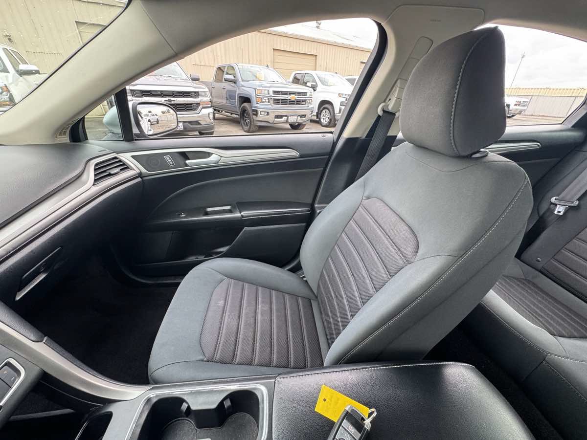 Used 2020 Ford Fusion SE FWD image 34