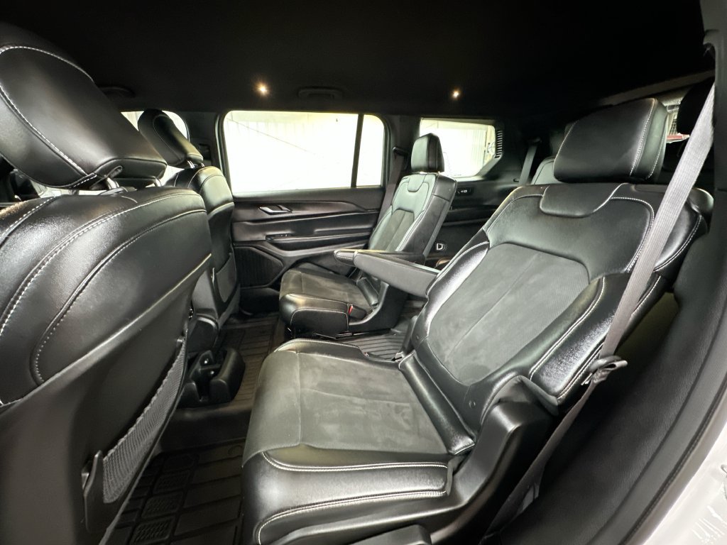 Used 2024 Jeep Grand Cherokee L Laredo RWD image 4