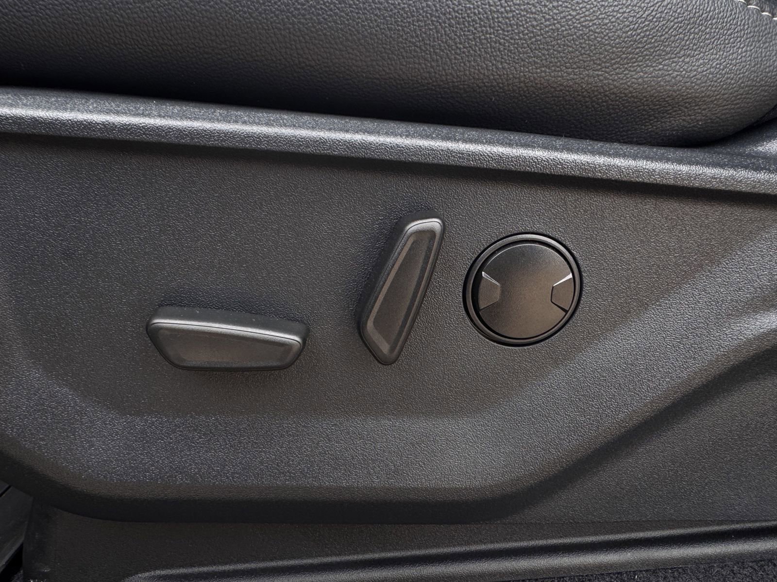 Used 2025 Ford F150 Lariat w/ Equipment Group 501A Mid image 27