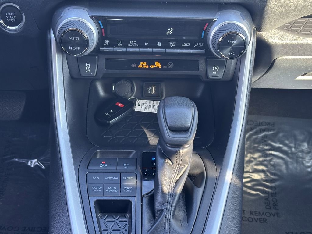 Used 2025 Toyota RAV4 XLE AWD/4WD image 19