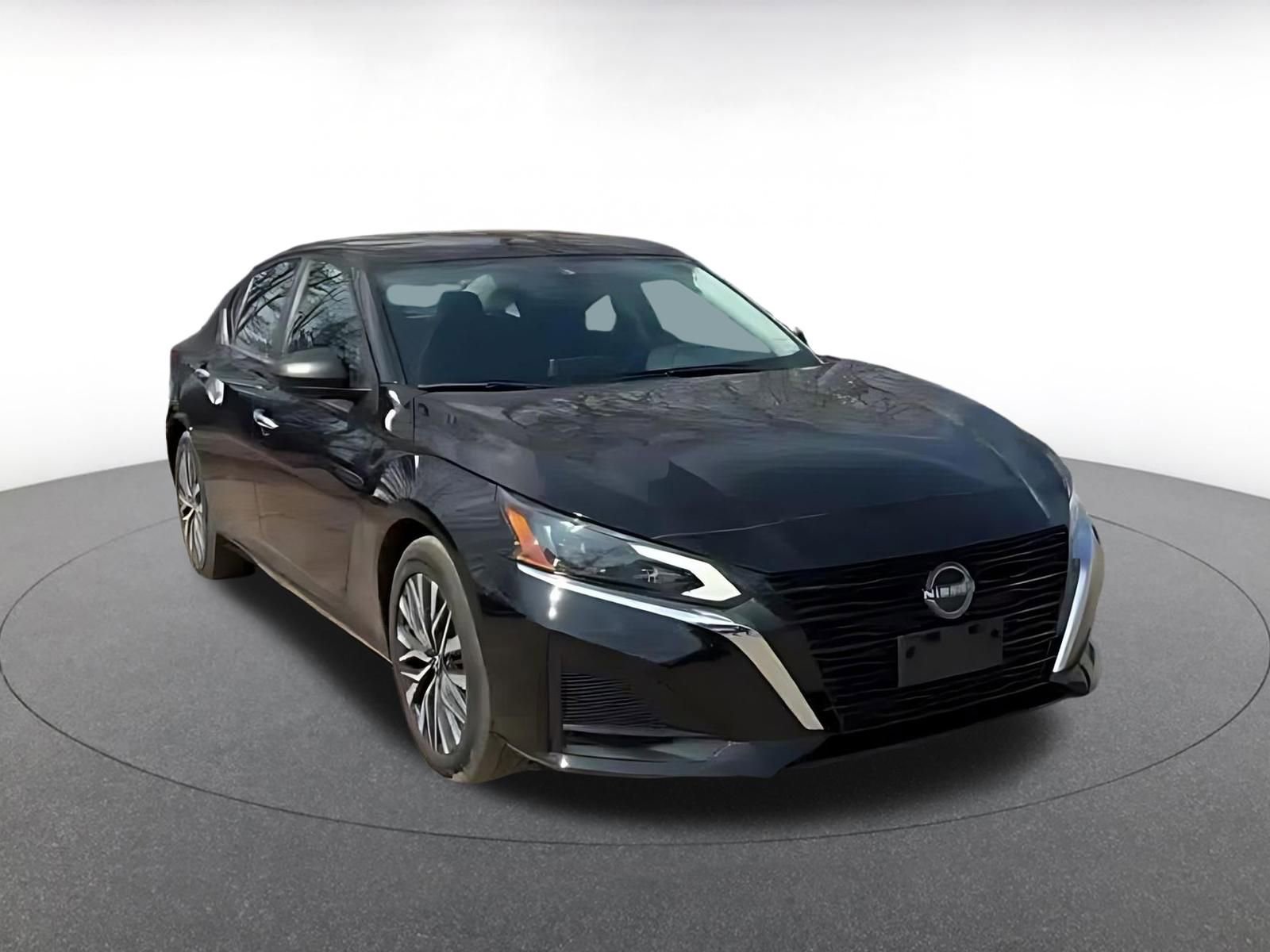 Used 2025 Nissan Altima 2.5 SV FWD image 3