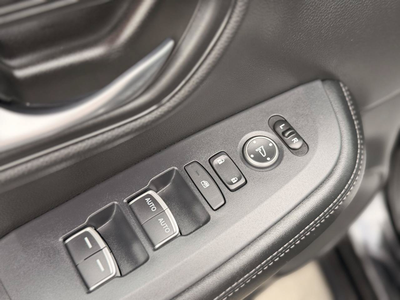 Used 2025 Honda HR-V EX-L image 12