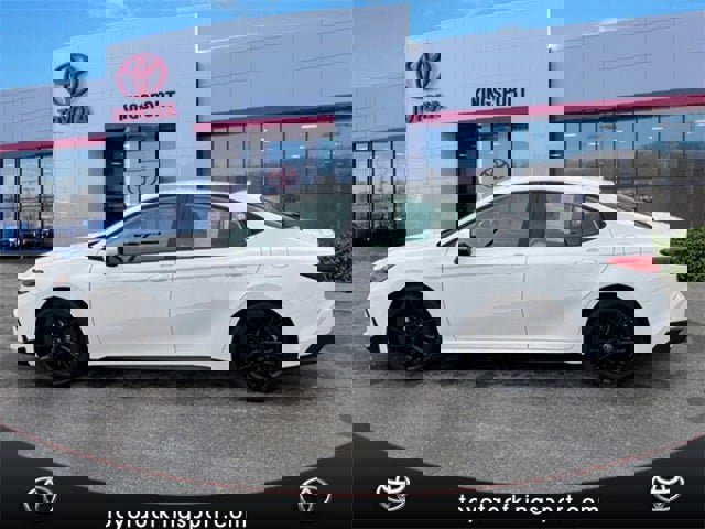 Used 2025 Toyota Camry SE w/ Convenience Package image 2