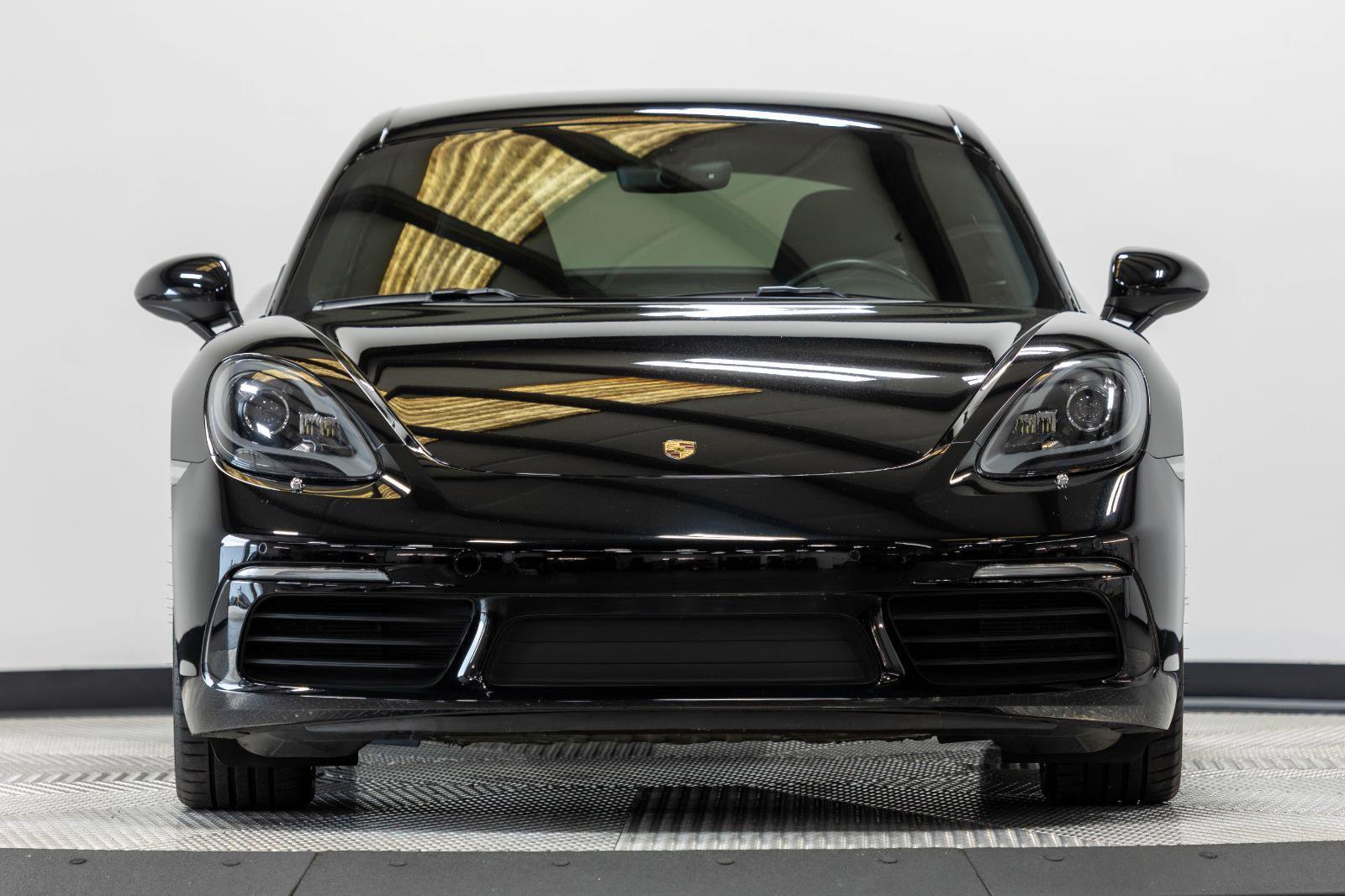 Used 2018 Porsche 718 Cayman RWD image 3