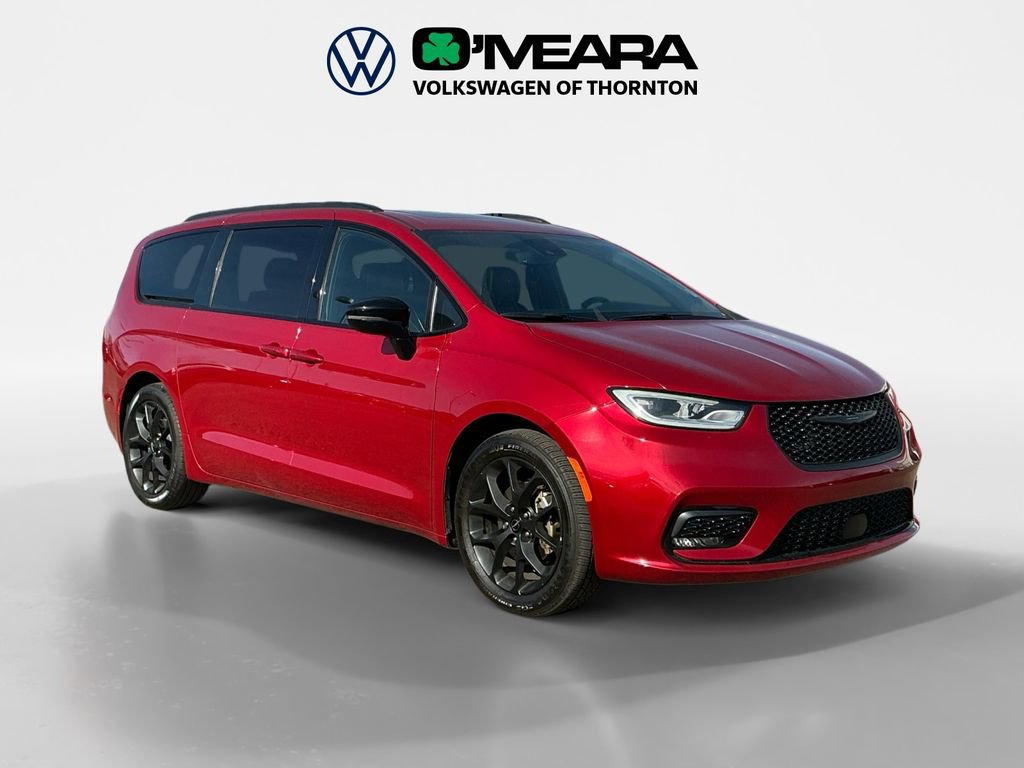 Used 2025 Chrysler Pacifica Limited image 7