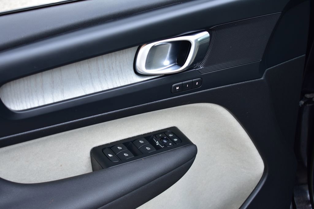 Used 2023 Volvo XC40 B5 Plus image 15