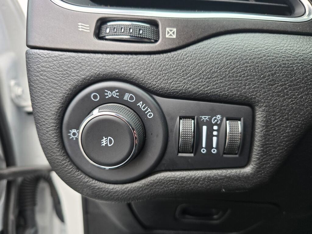 Used 2022 Jeep Cherokee Trailhawk w/ Trailer Tow Group image 25