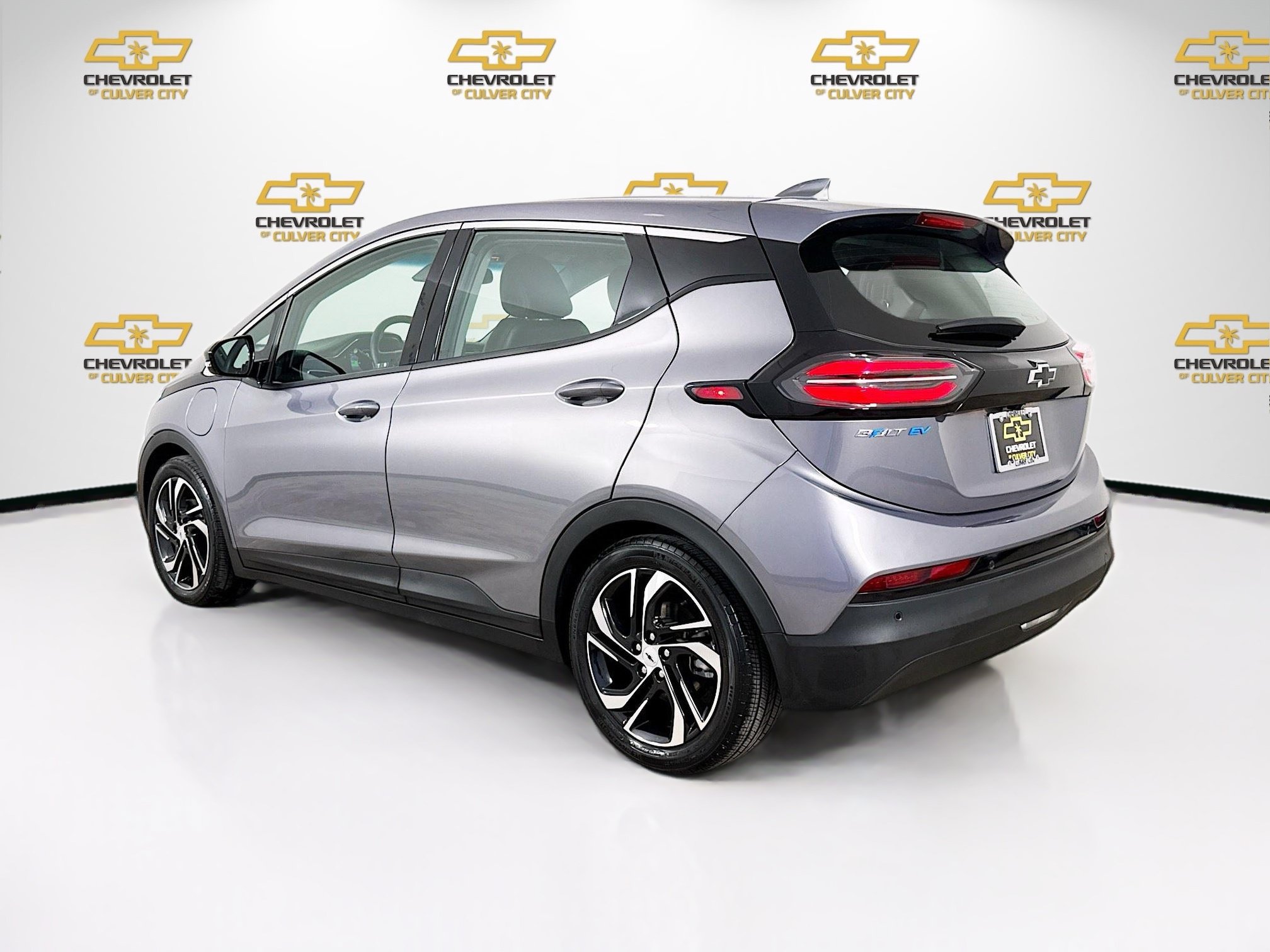 Used 2023 Chevrolet Bolt LT w/ Infotainment Package FWD image 5