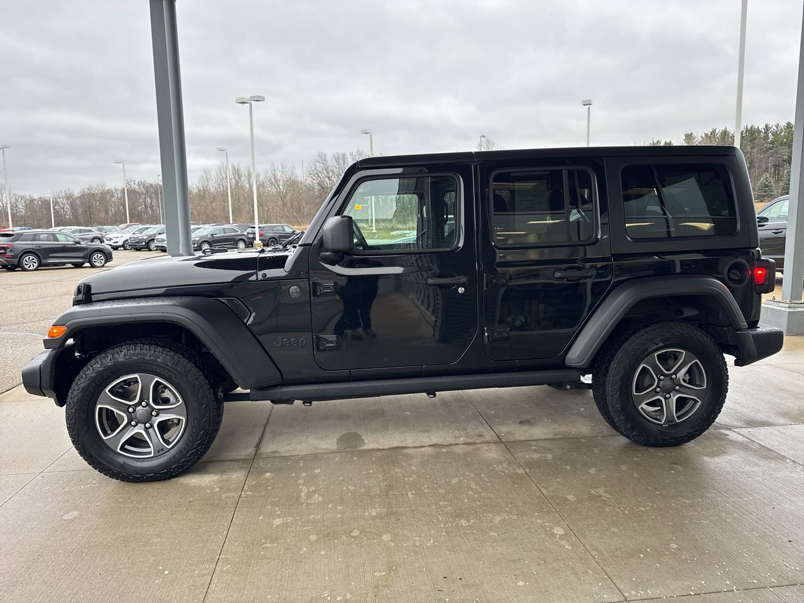 Used 2022 Jeep Wrangler Unlimited Sport image 3