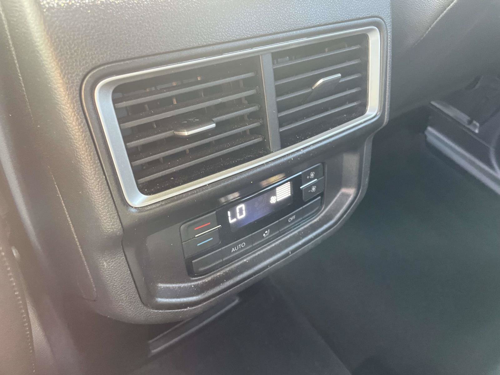Used 2025 Volkswagen Atlas SE FWD image 13