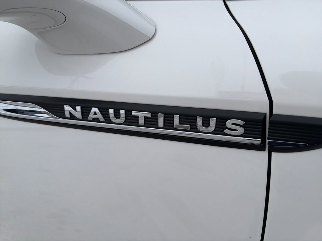 Used 2022 Lincoln Nautilus Standard w/ Premium Package image 9