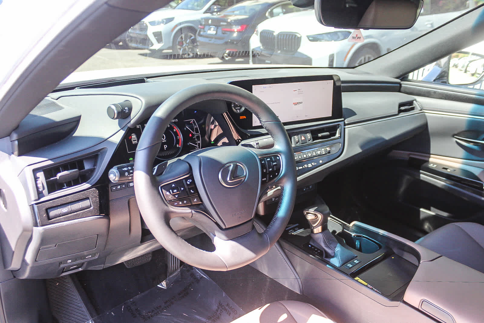 Used 2025 Lexus ES 300h w/ Premium Package FWD image 17
