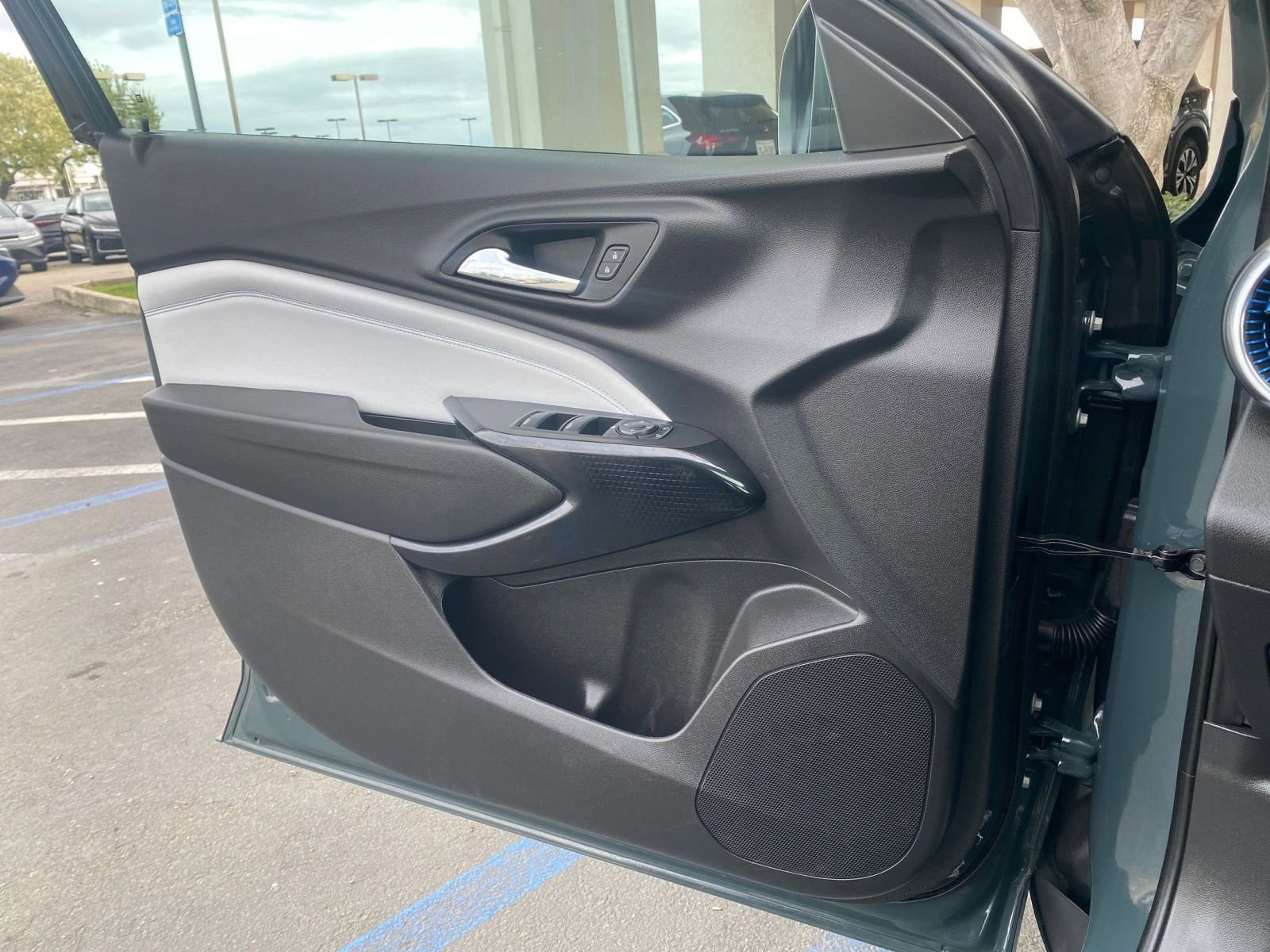 Used 2025 Chevrolet Trax LT w/ LT Convenience Package image 18