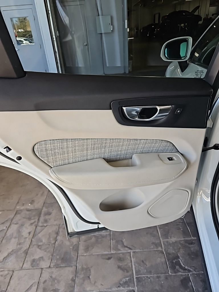 Used 2022 Volvo XC60 B5 Momentum image 21