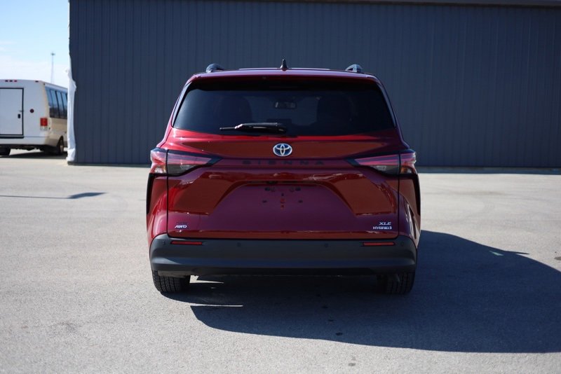 Used 2022 Toyota Sienna XLE image 4