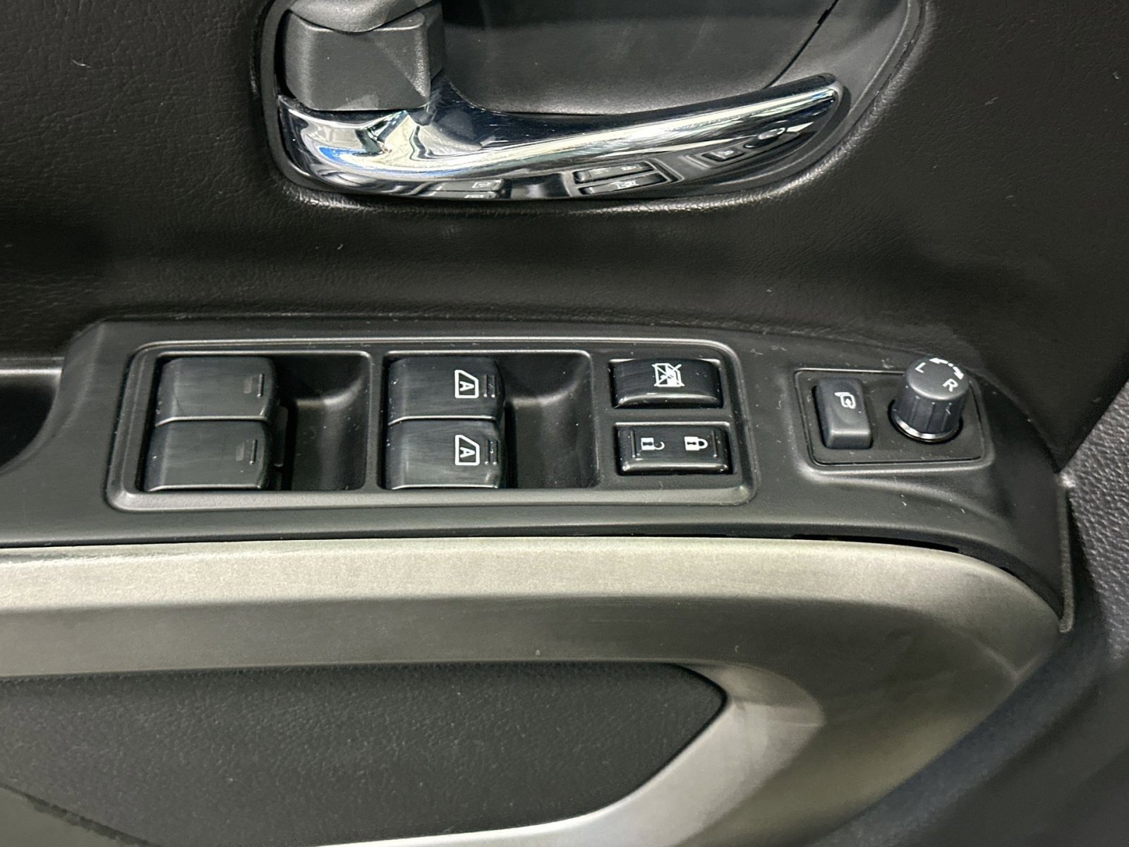 Used 2015 Nissan Armada Platinum image 16