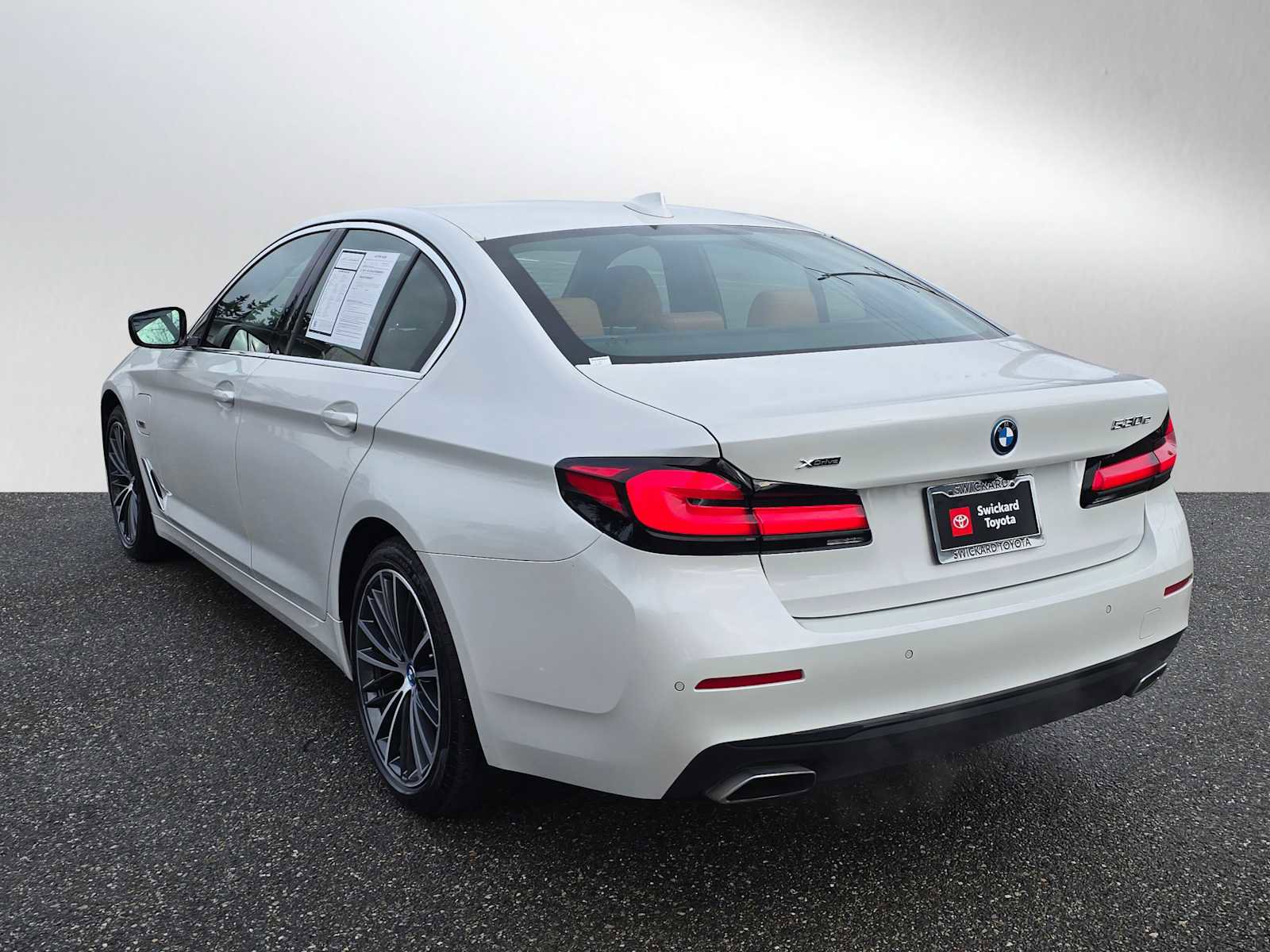Used 2023 BMW 530e xDrive w/ Premium Package image 5