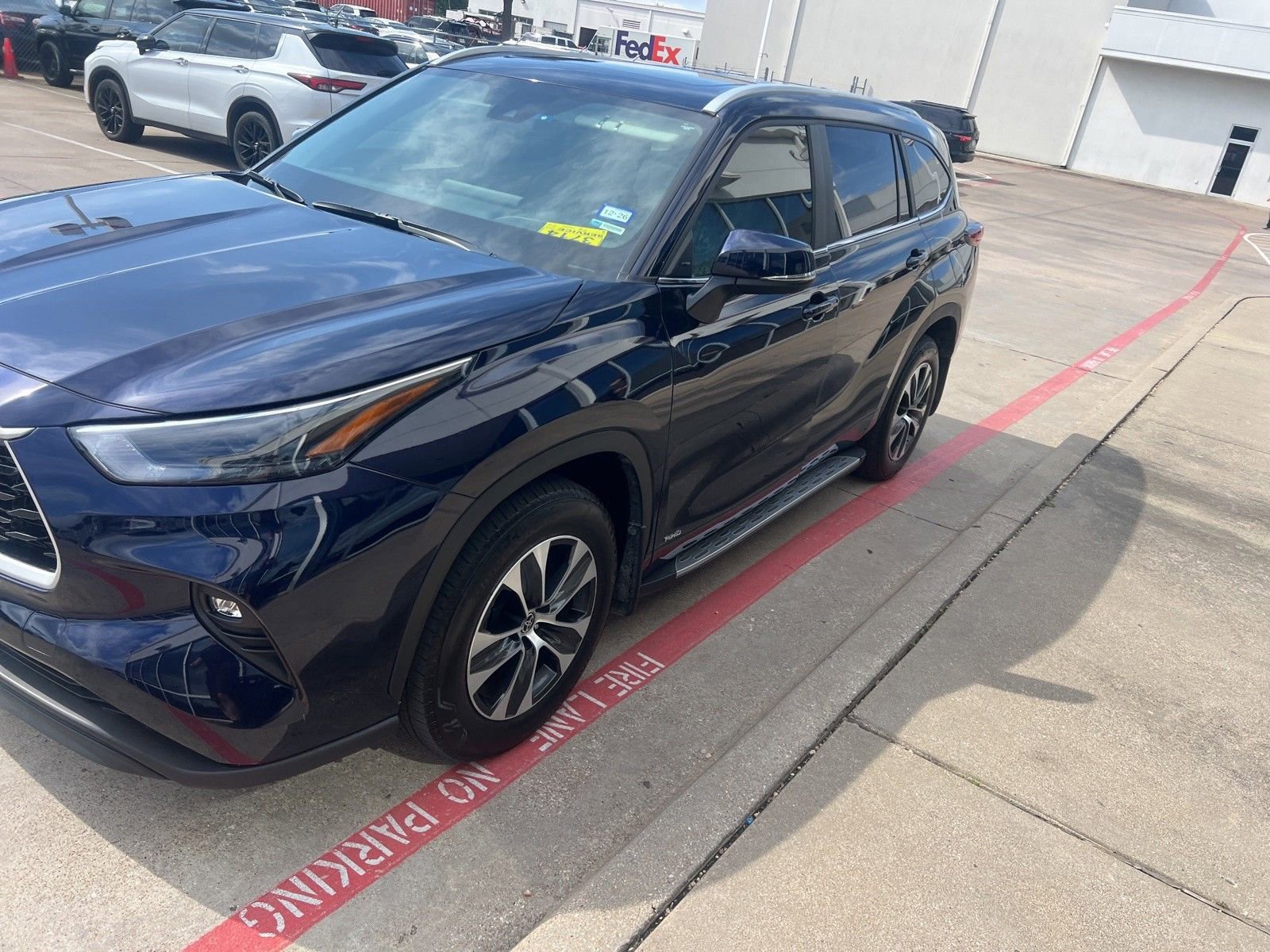 Used 2025 Toyota Highlander XLE AWD/4WD image 3