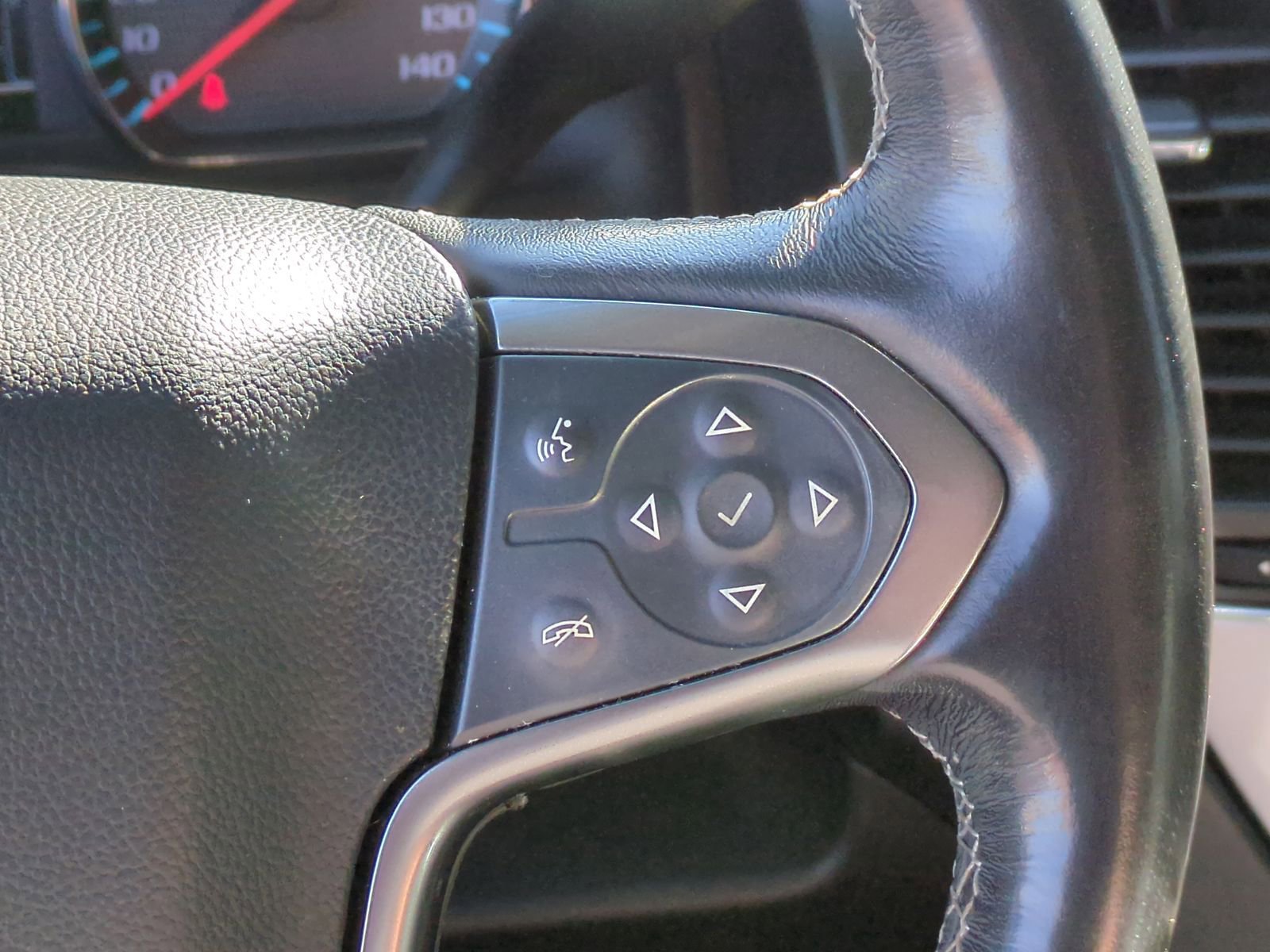 Used 2018 Chevrolet Suburban LT w/ Luxury Package image 14