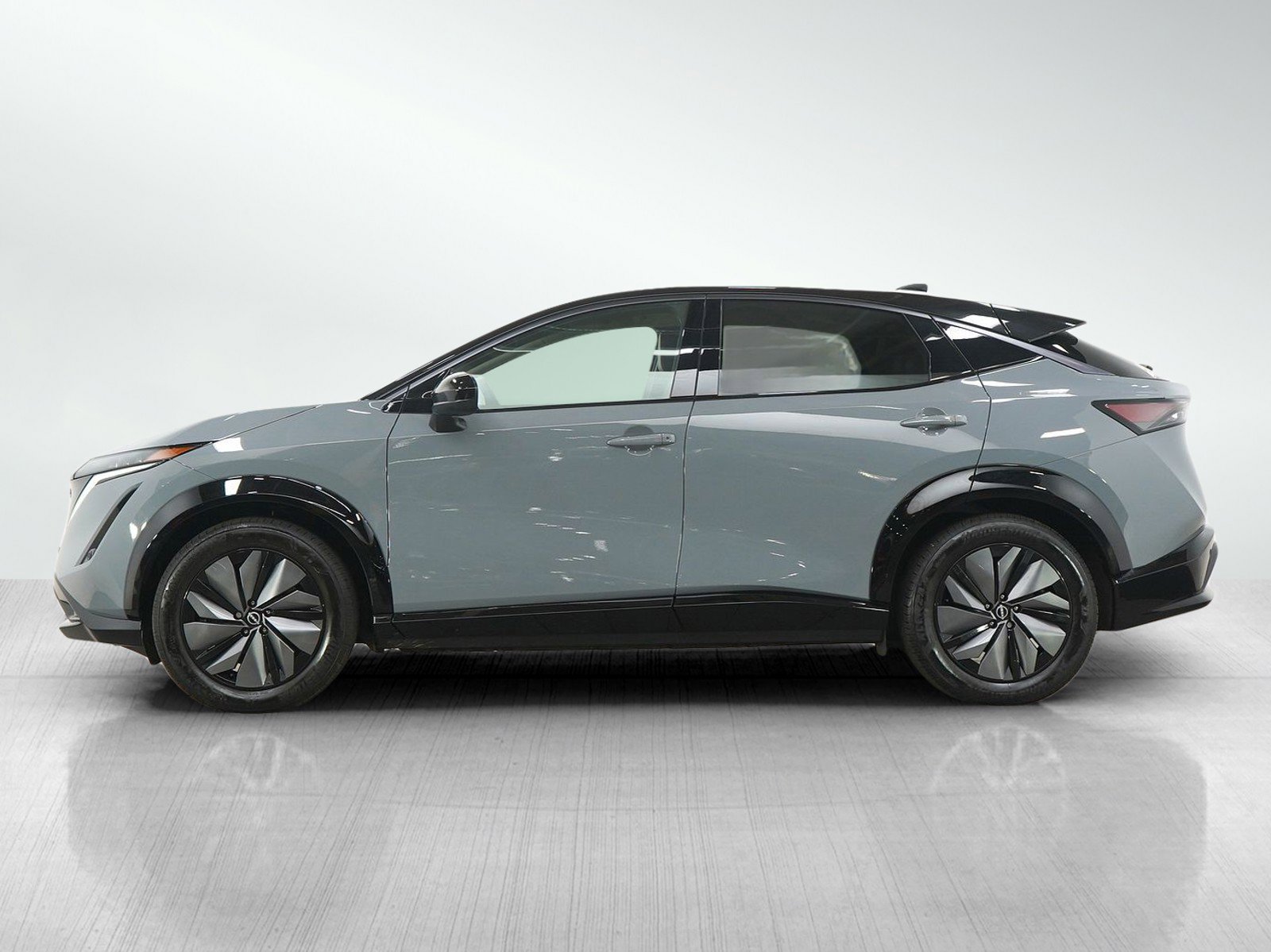 Used 2025 Nissan Ariya AWD image 2