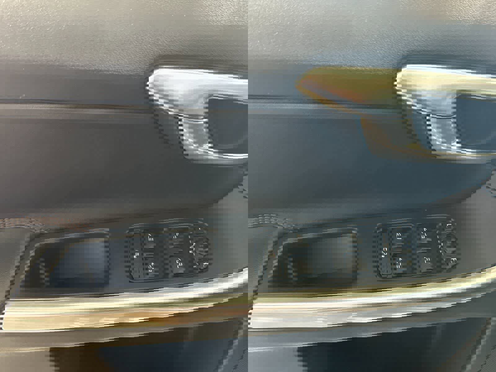 Used 2015 Volvo XC60 T6 Platinum image 13