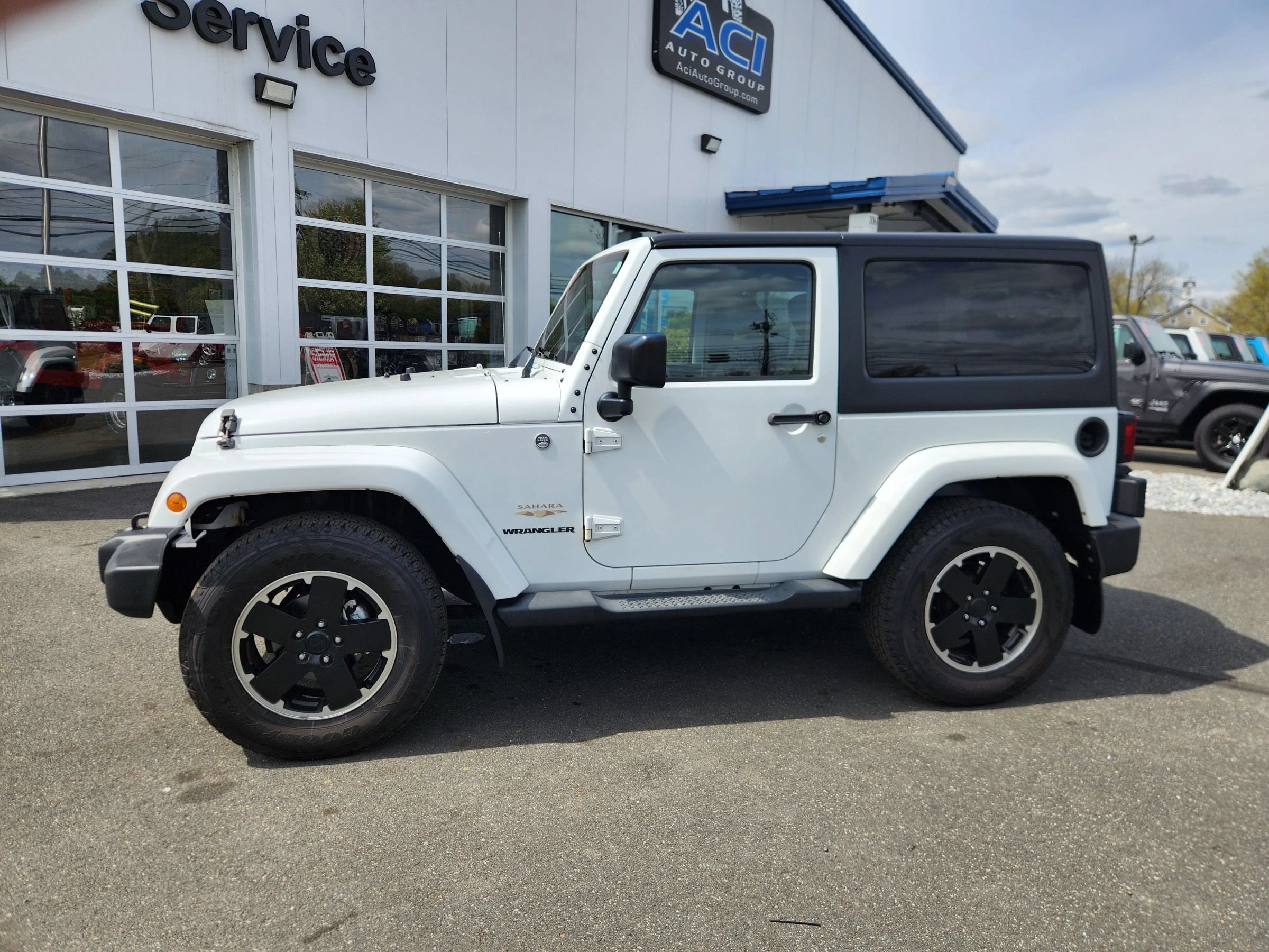 Used 2015 Jeep Wrangler Sahara w/ Dual Top Group AWD/4WD image 8