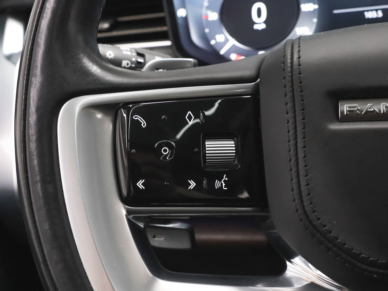 Used 2023 Land Rover Range Rover SE image 32