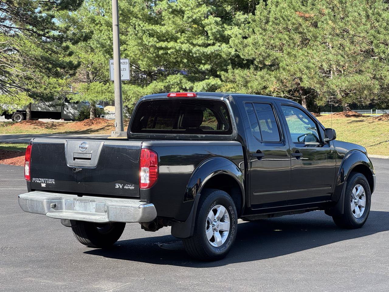 Used 2011 Nissan Frontier SV w/ SV Premium Utility Pkg AWD/4WD image 7