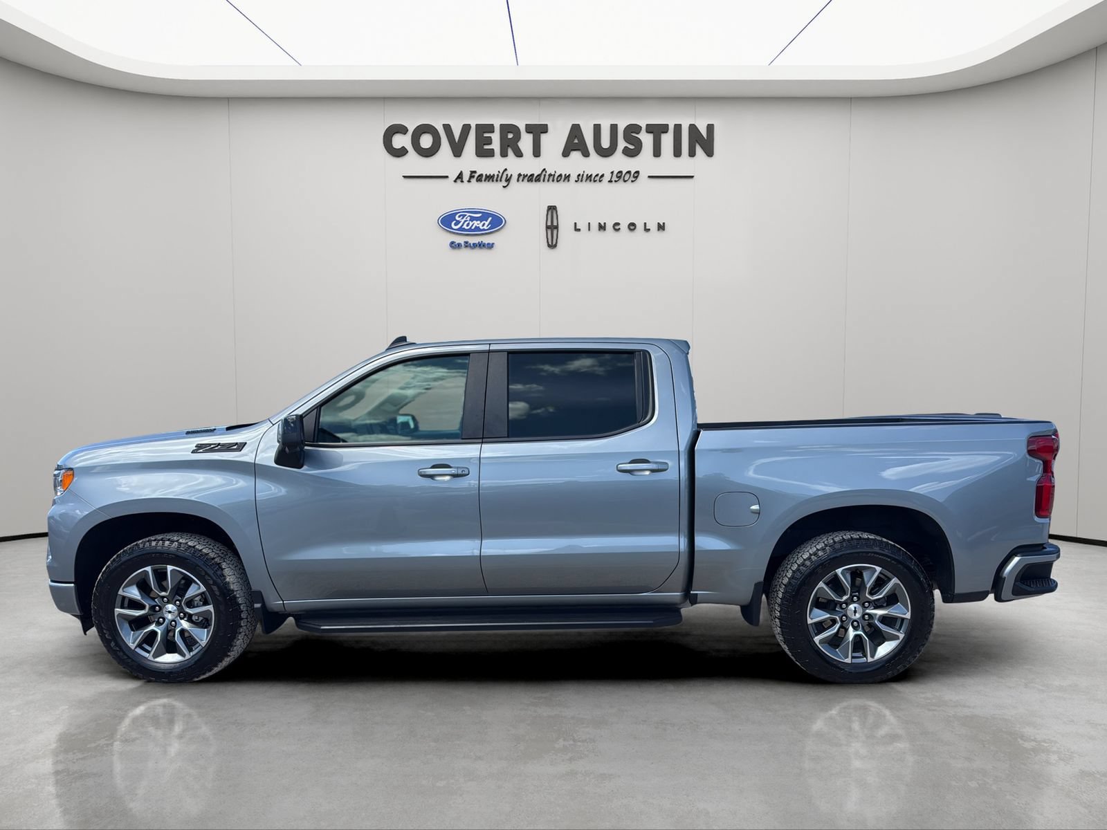 Used 2025 Chevrolet Silverado 1500 RST AWD/4WD image 2