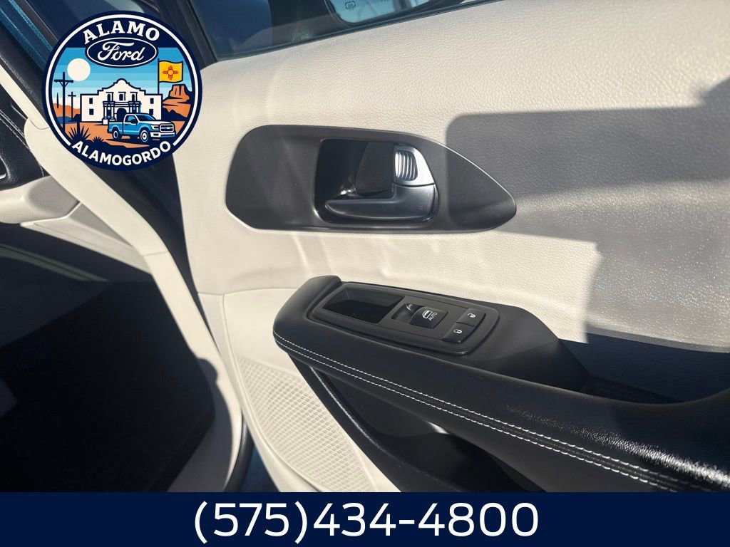 Used 2023 Chrysler Pacifica Touring-L w/ Uconnect Theater Family Group image 16