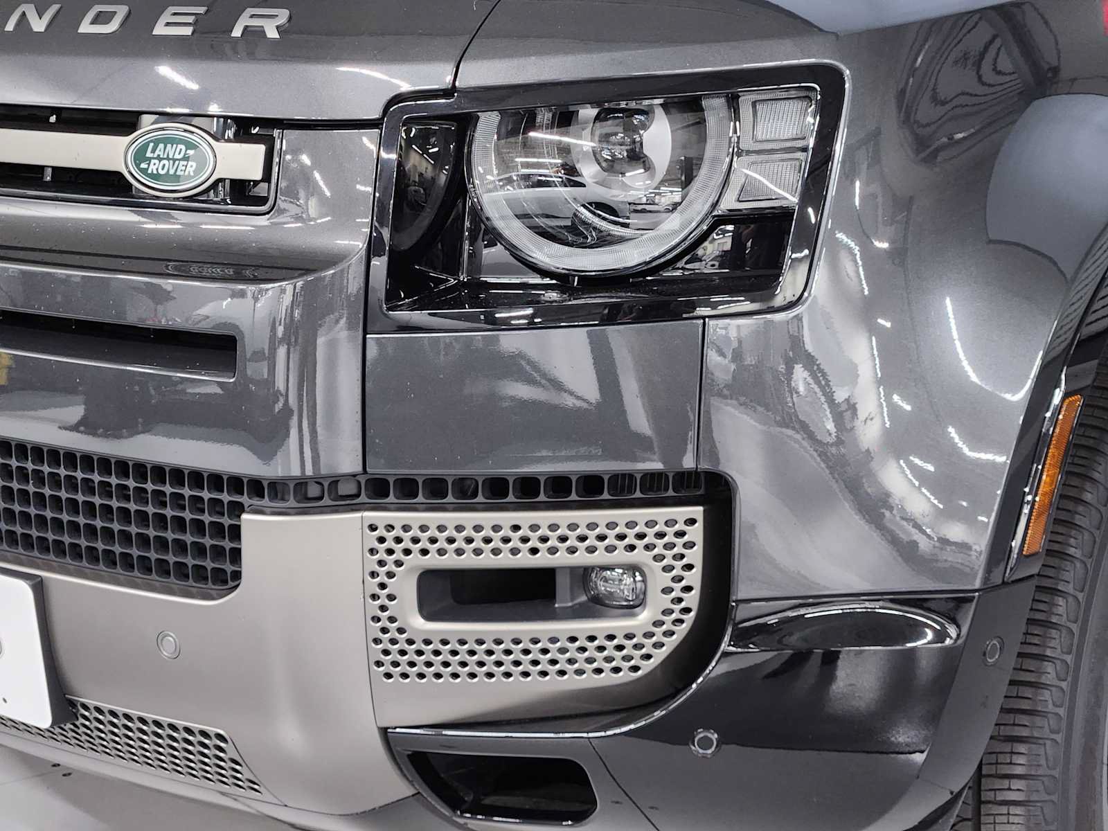 Used 2025 Land Rover Defender 130 X-Dynamic SE AWD/4WD image 19