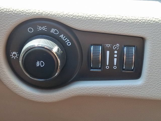 Used 2023 Chrysler Pacifica Limited FWD image 24