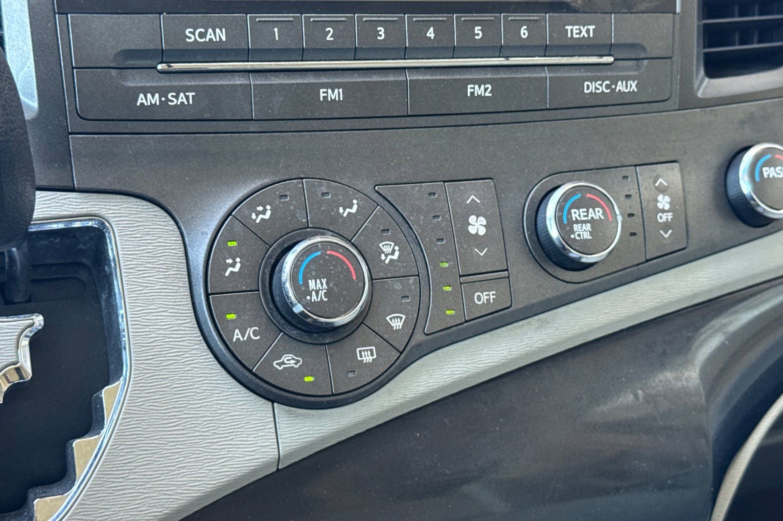 Used 2012 Toyota Sienna w/ Towing Pkg FWD image 19