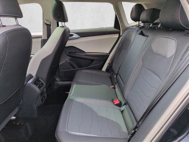 Used 2025 Volkswagen Taos SE w/ Panoramic Sunroof Package FWD image 21