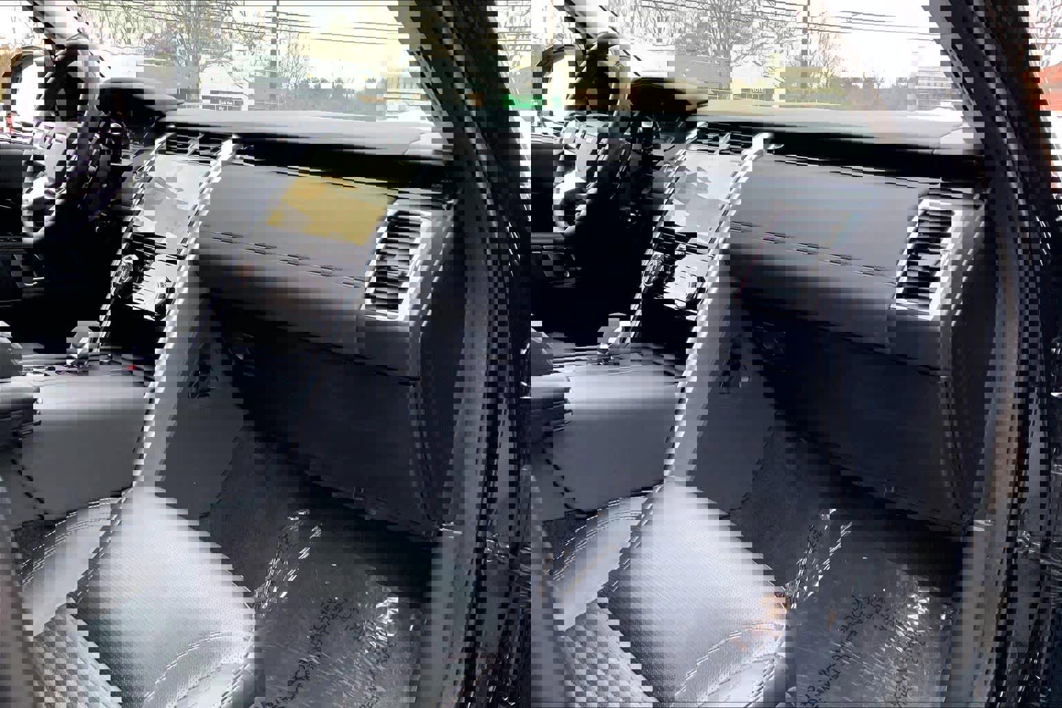 Used 2024 Land Rover Discovery S image 17