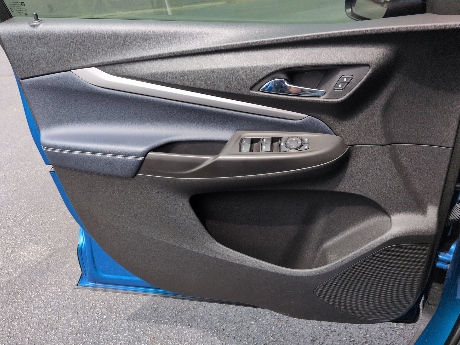 Certified 2022 Chevrolet Bolt EUV LT w/ Convenience Package FWD image 21