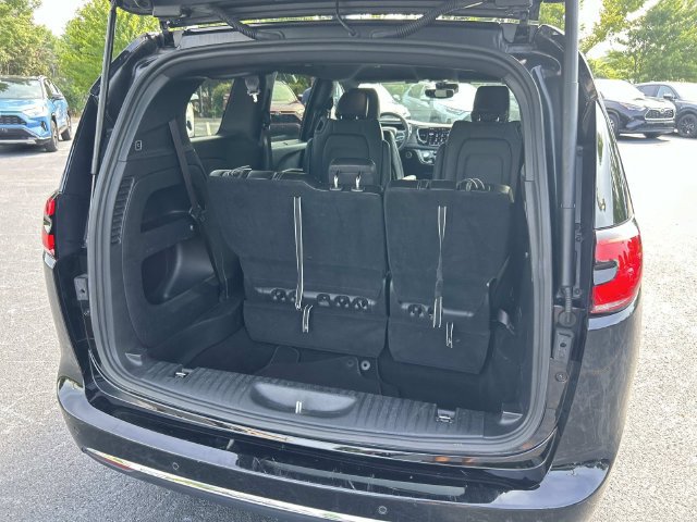 Used 2025 Chrysler Pacifica Select FWD image 12