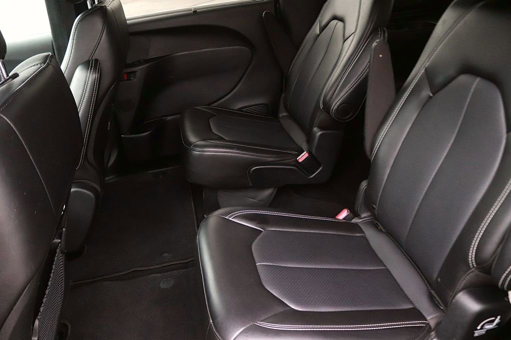 Used 2025 Chrysler Pacifica Select FWD image 13