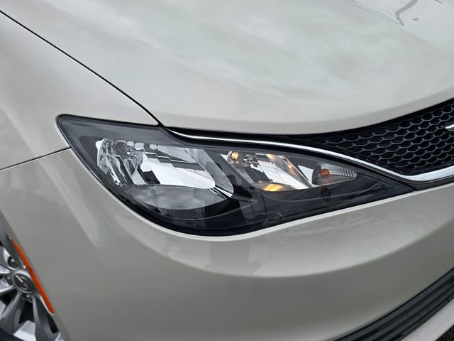 Used 2017 Chrysler Pacifica Touring w/ Tire & Wheel Group FWD image 32