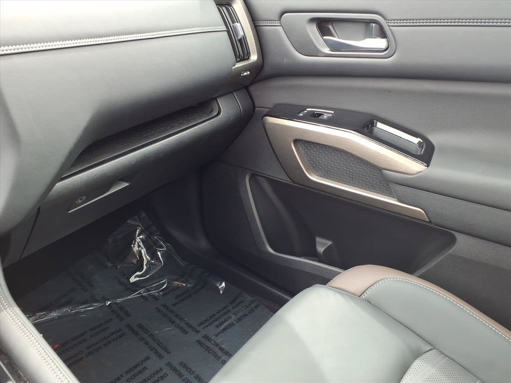 Used 2025 Nissan Pathfinder Platinum w/ Cargo Package AWD/4WD image 23