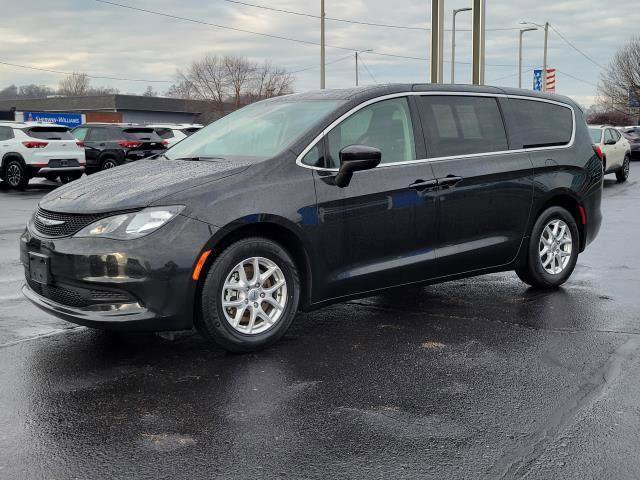 Used 2023 Chrysler Voyager LX image 4