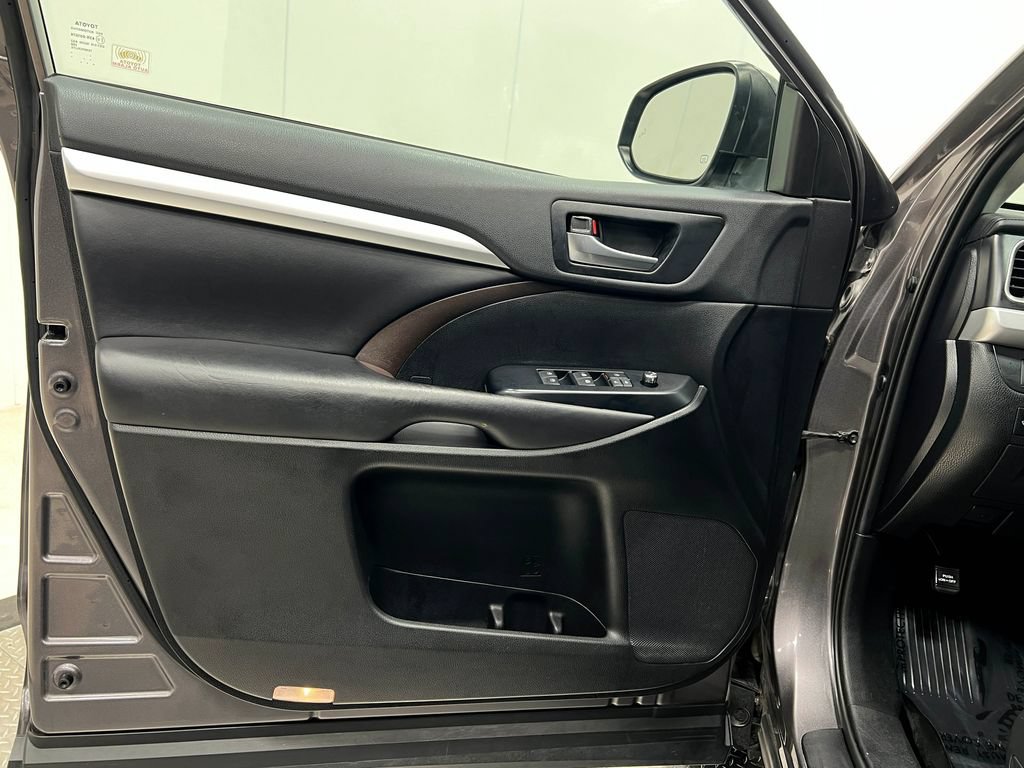 Used 2019 Toyota Highlander XLE AWD/4WD image 16