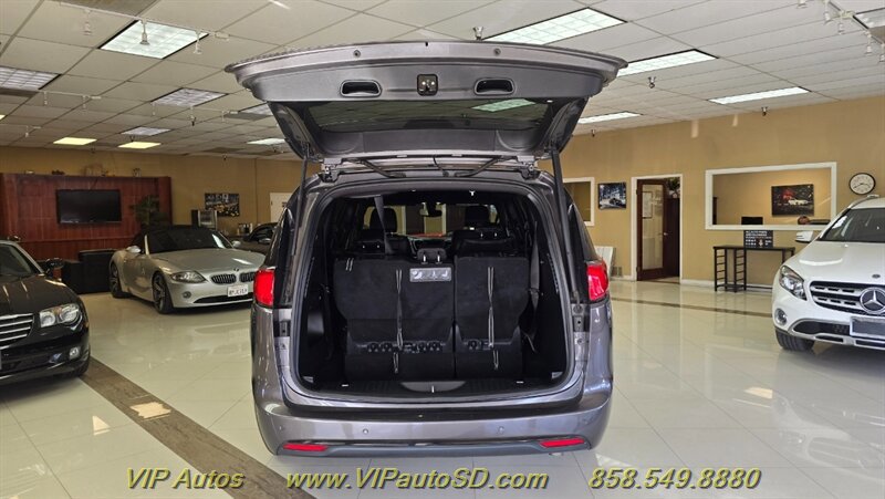 Used 2019 Chrysler Pacifica Touring-L w/ S Appearance Package FWD image 11