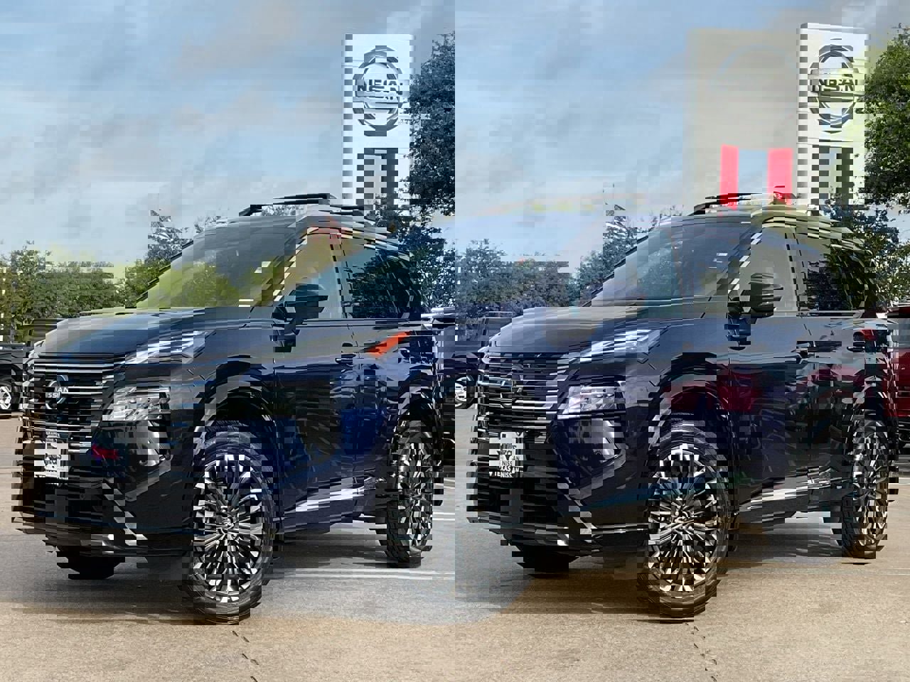 Used 2025 Nissan Rogue Platinum w/ Platinum Premium Package image 2