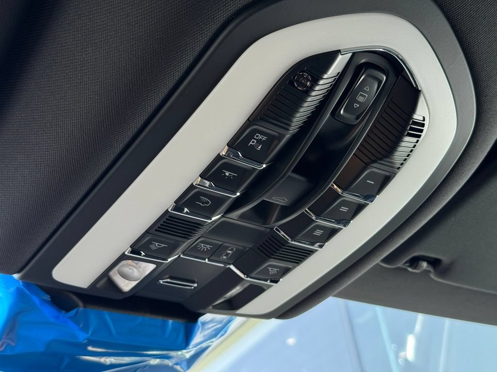 Certified 2025 Porsche Macan AWD/4WD image 46