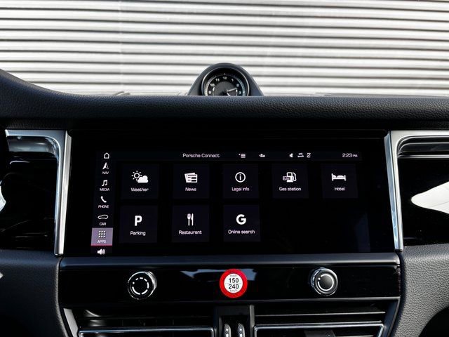 Used 2025 Porsche Macan AWD/4WD image 19