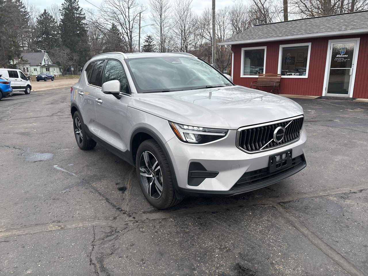 Used 2025 Volvo XC40 B5 Core image 2