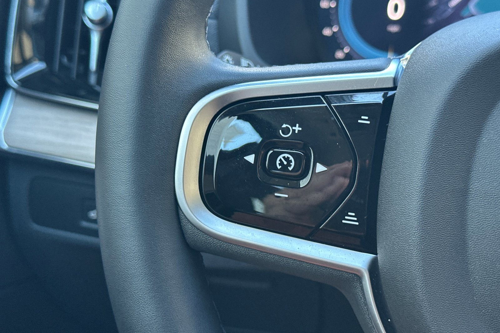 Certified 2025 Volvo XC90 B6 Core w/ Protection Package Premier image 27