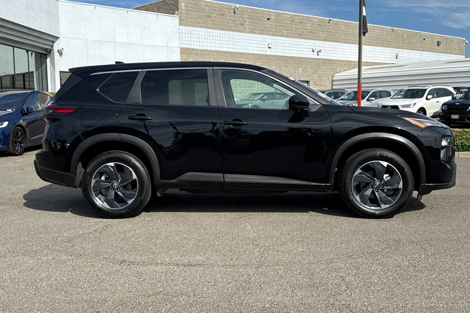 Used 2024 Nissan Rogue SV AWD/4WD image 3